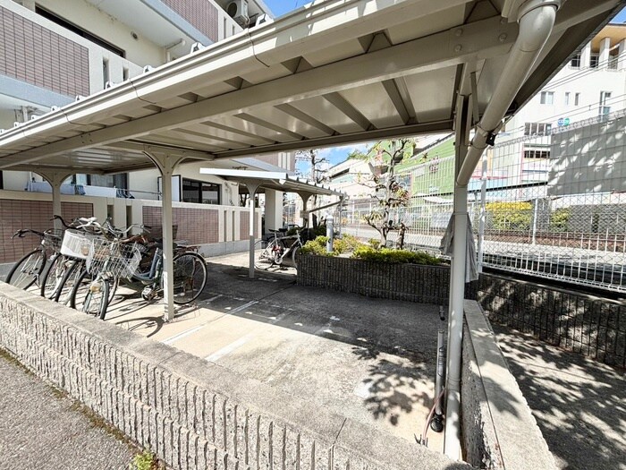 物件外観写真4　(駐輪場)