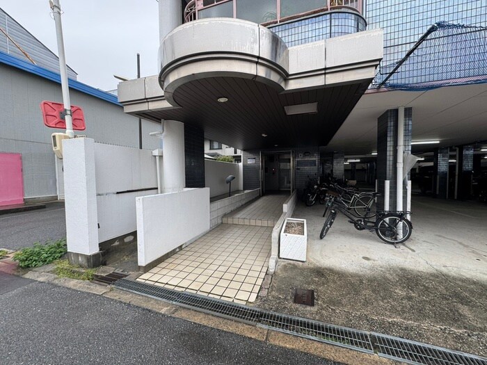 物件外観写真2　(エントランス部分)