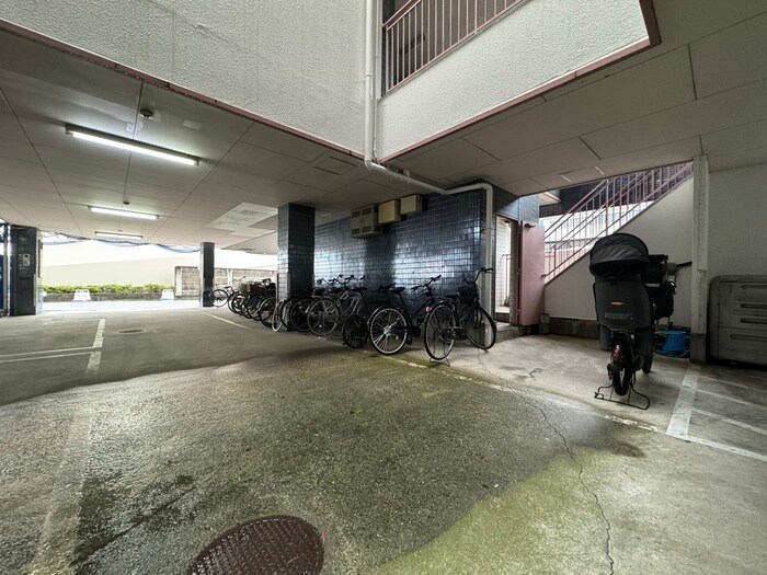 物件外観写真5　(駐輪場)