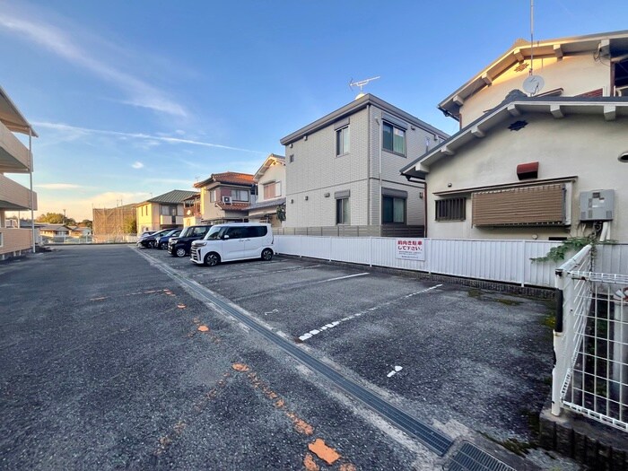 物件外観写真5　(駐車場)