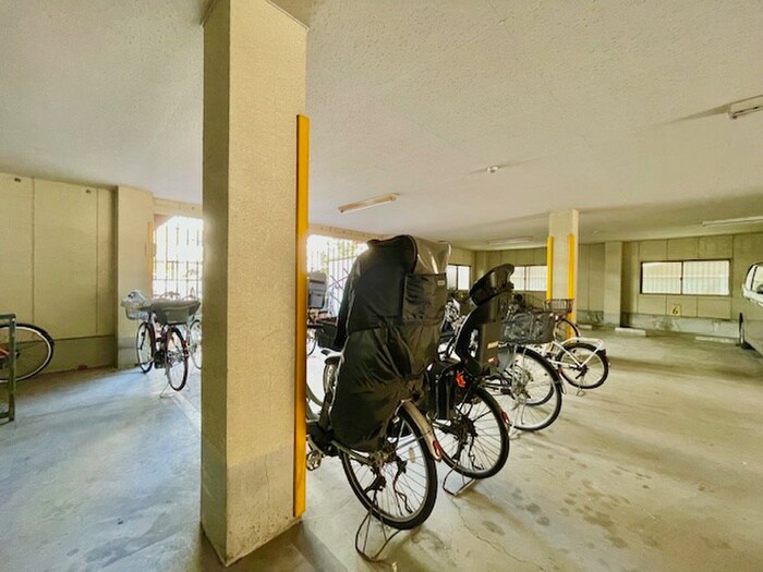 物件外観写真4　(駐輪場)