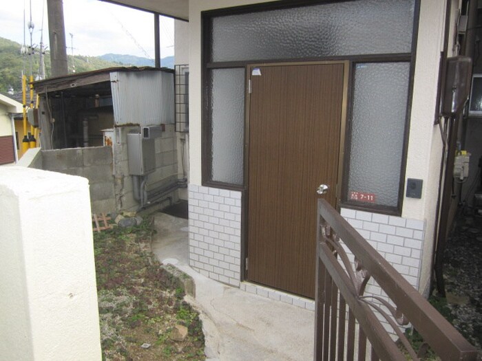 物件外観写真3　(エントランス部分)