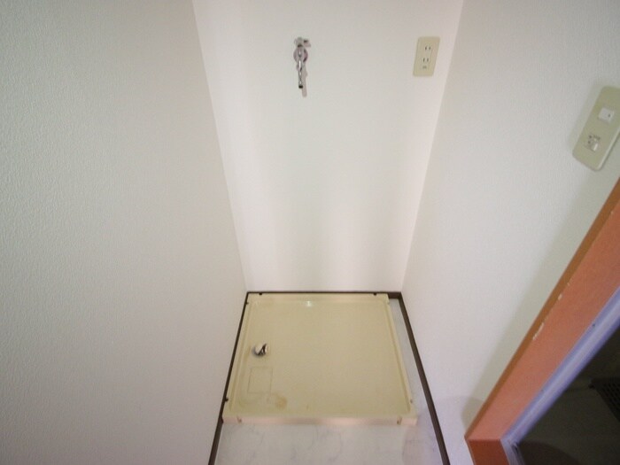 物件内観写真10　(洗濯機置場)