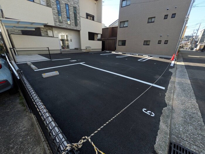 物件外観写真3　(駐車場)