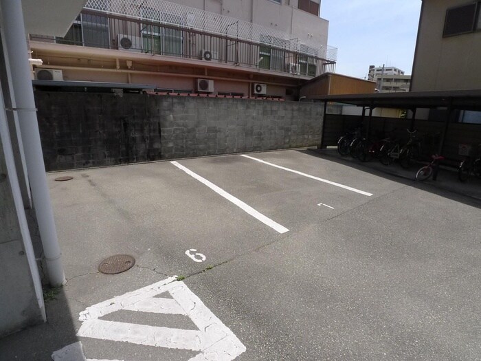 物件外観写真5　(駐車場)