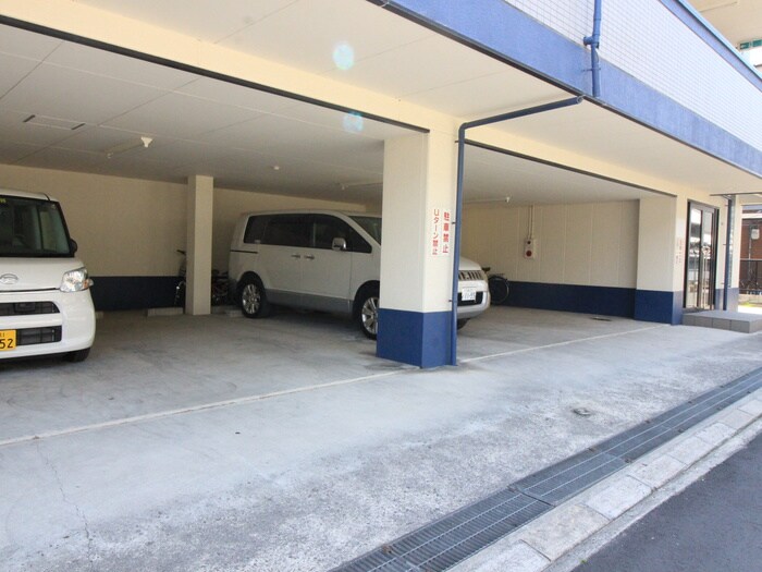 物件外観写真5　(駐車場)