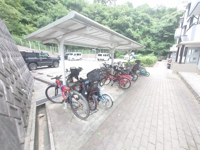 物件外観写真3　(駐輪場)