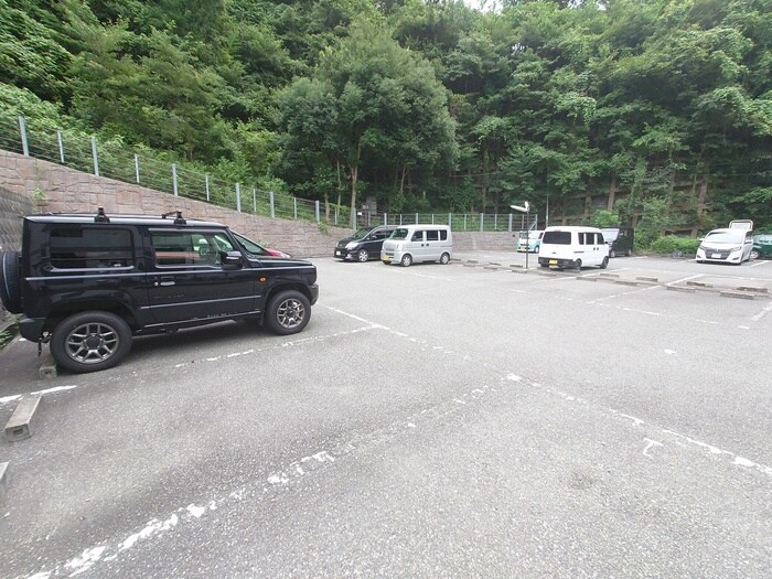 物件外観写真5　(駐車場)