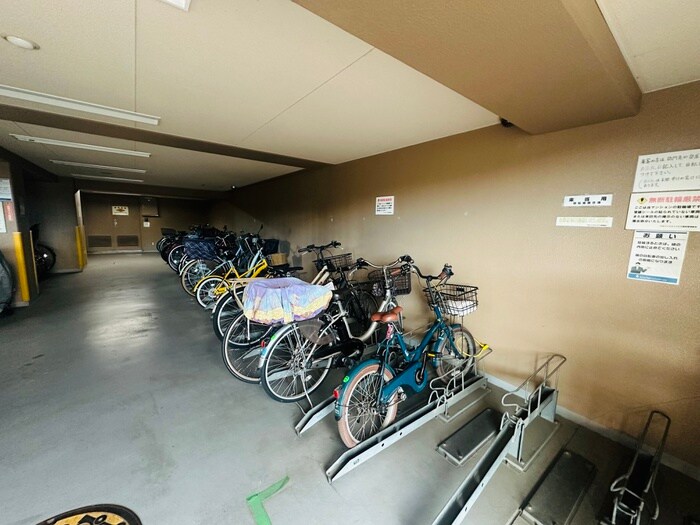 物件外観写真3　(駐輪場)