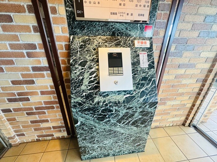 物件外観写真4　(エントランス部分)