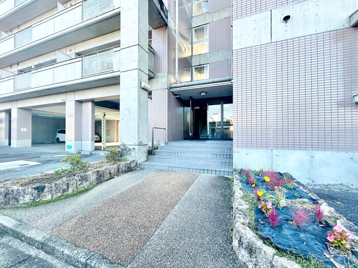物件外観写真2　(エントランス部分)