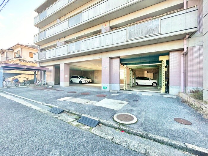 物件外観写真3　(駐車場)