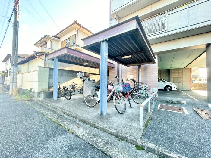 物件外観写真4　(駐輪場)