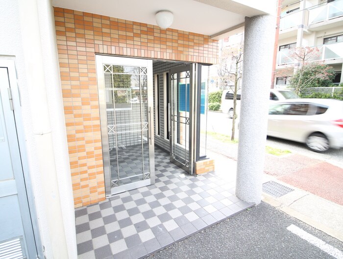 物件外観写真3　(エントランス部分)