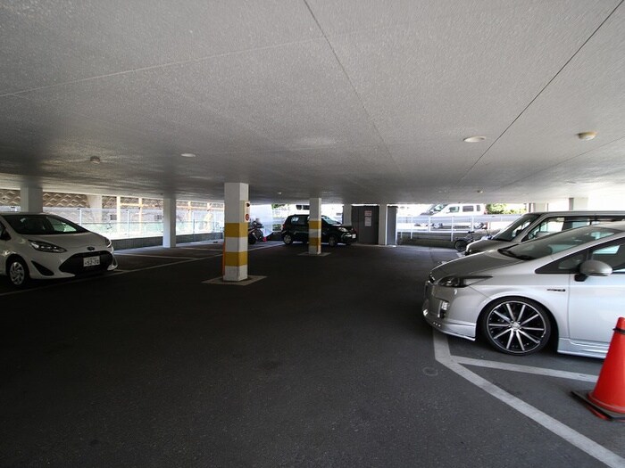 物件外観写真5　(駐車場)