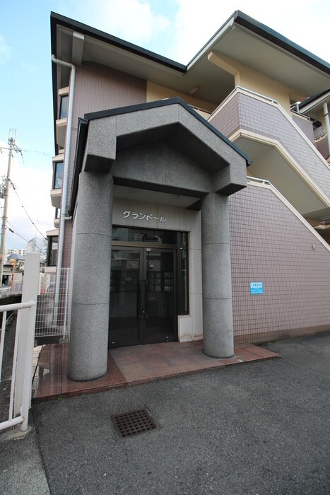 物件外観写真3　(エントランス部分)