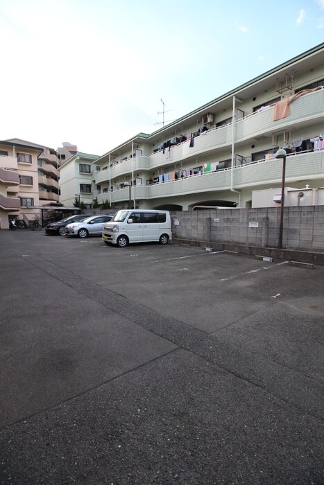 物件外観写真5　(駐車場)