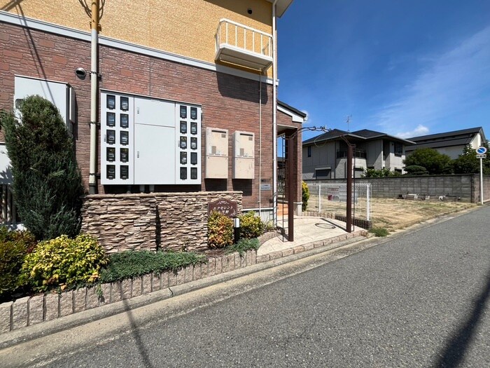 物件外観写真2　(エントランス部分)