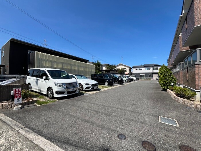 物件外観写真3　(駐車場)
