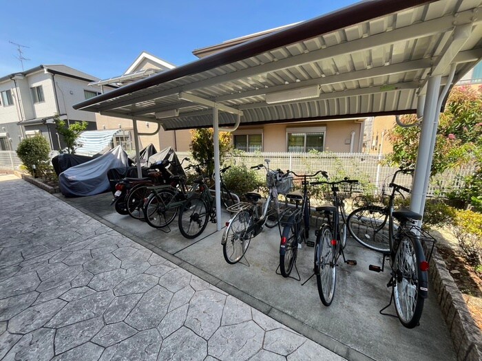 物件外観写真4　(駐輪場)
