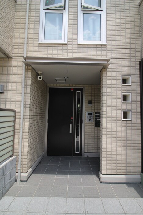 物件外観写真2　(エントランス部分)
