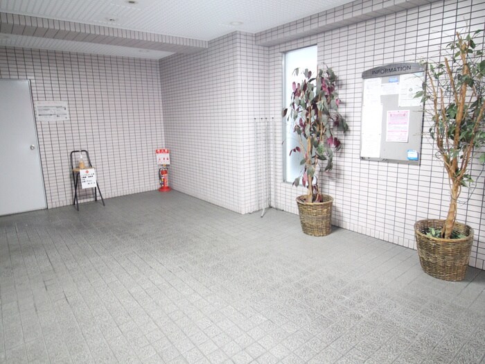 物件外観写真6　(エントランス部分)