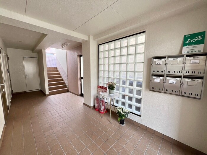 物件外観写真3　(エントランス部分)