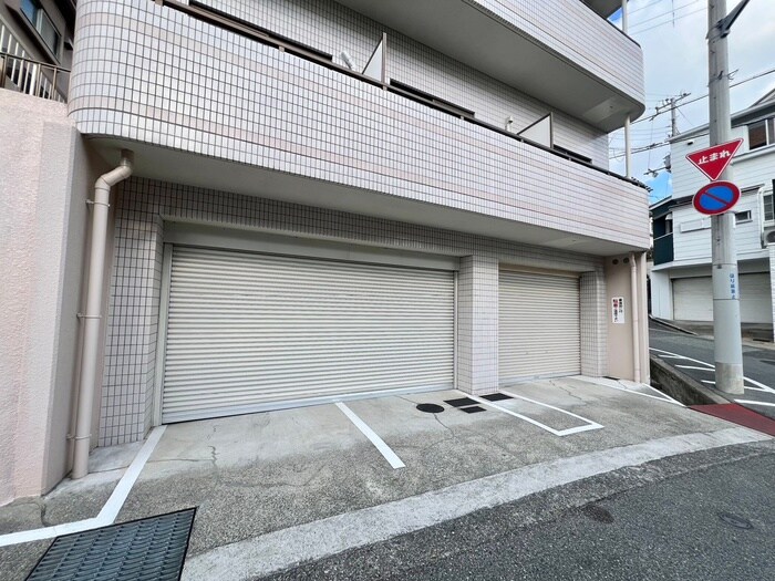 物件外観写真4　(駐車場)