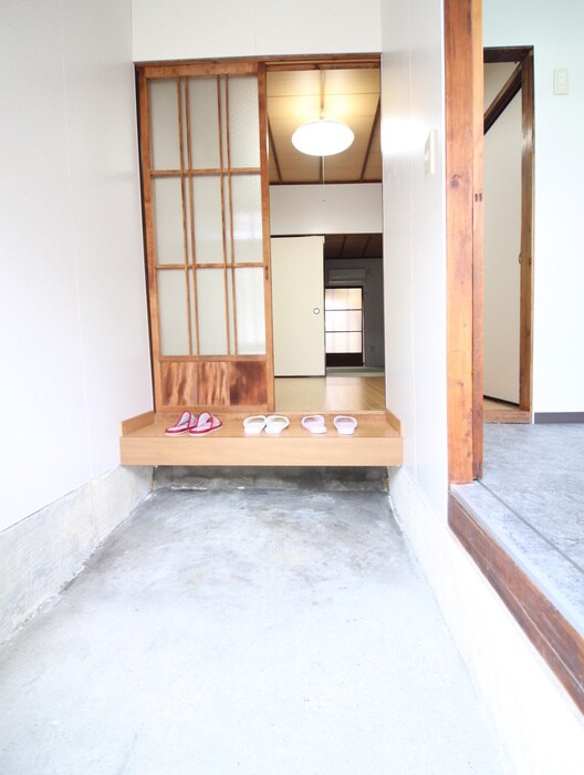 物件内観写真4　(玄関)