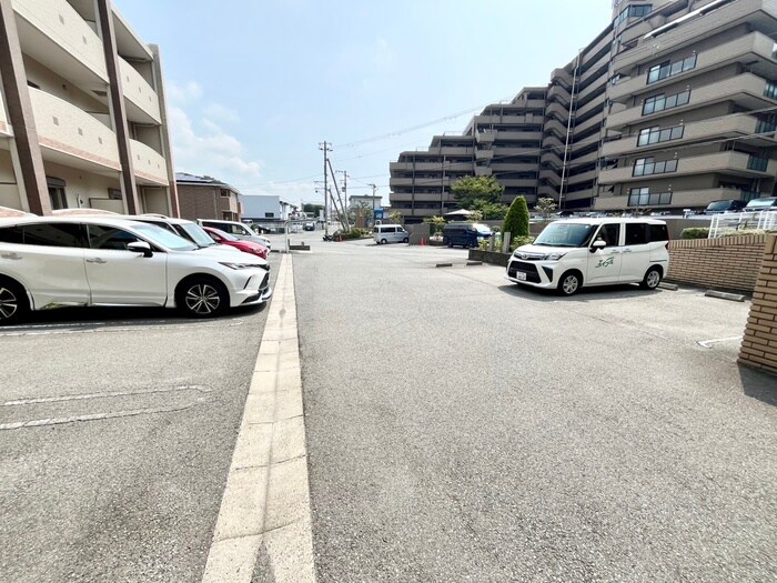 物件外観写真5　(駐車場)