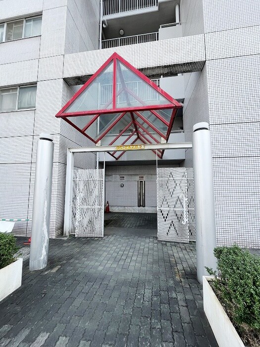 物件外観写真3　(エントランス部分)