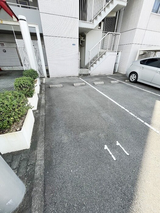 物件外観写真6　(駐車場)
