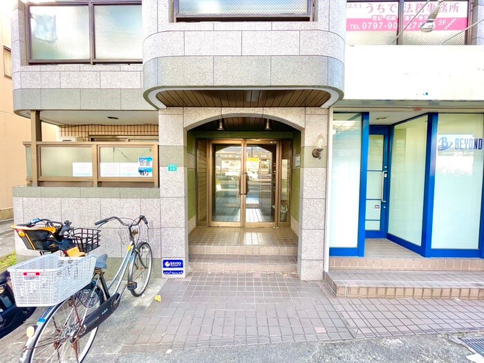 物件外観写真2　(エントランス部分)