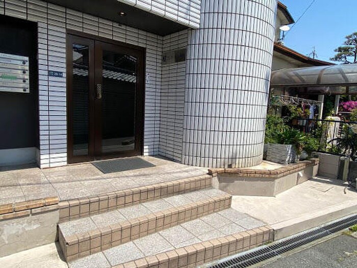 物件外観写真2　(エントランス部分)