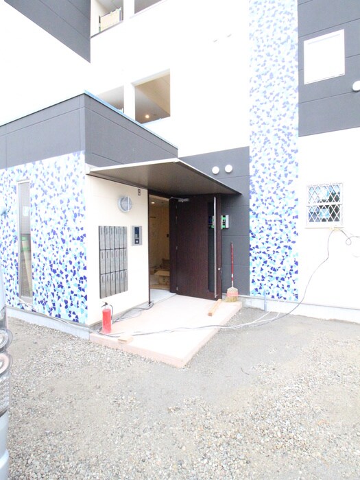 物件外観写真4　(エントランス部分)