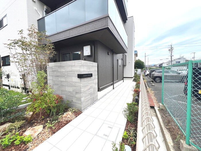 物件外観写真3　(エントランス部分)