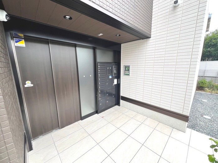 物件外観写真6　(エントランス部分)