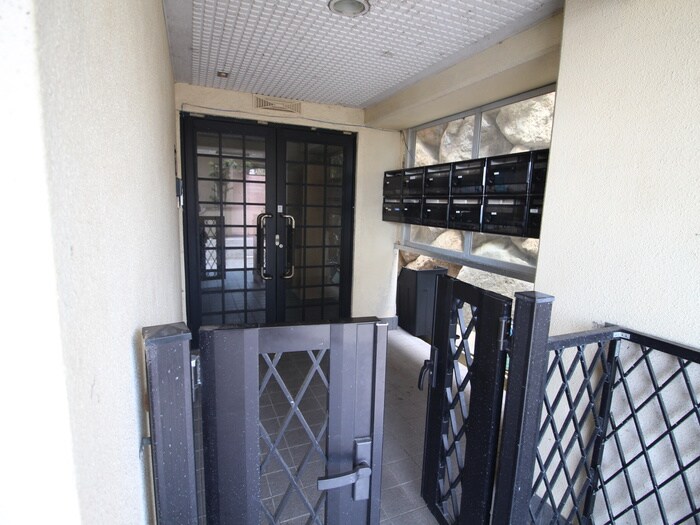 物件外観写真4　(エントランス部分)