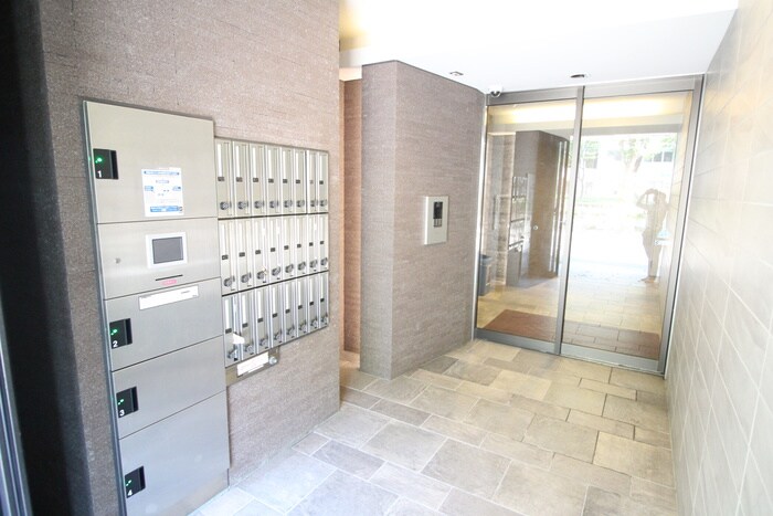 物件外観写真6　(エントランス部分)