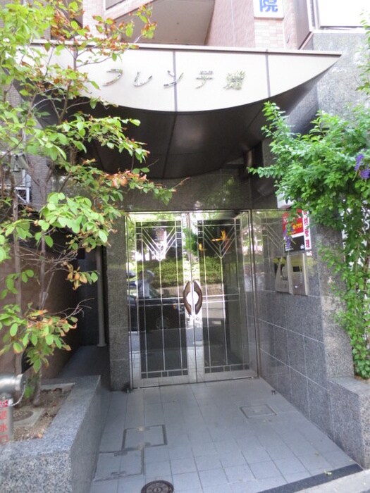 物件外観写真2　(エントランス部分)