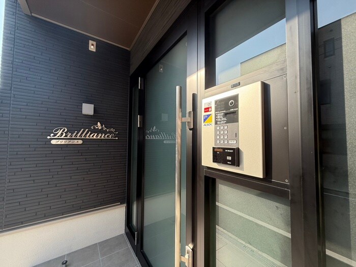 物件外観写真3　(エントランス部分)