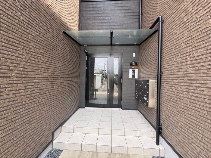 物件外観写真2　(エントランス部分)
