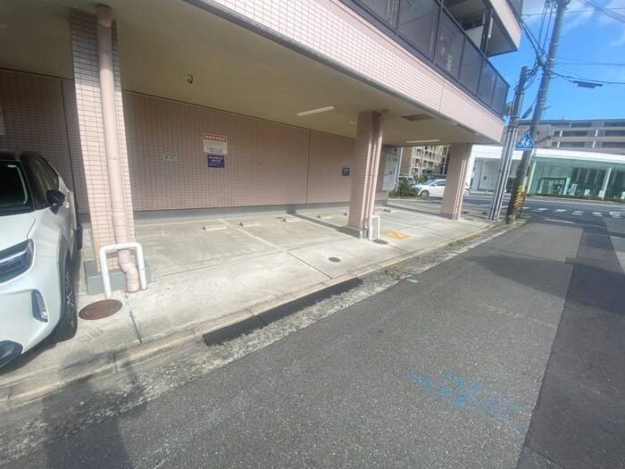 物件外観写真4　(駐車場)