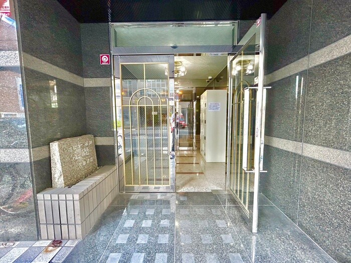 物件外観写真2　(エントランス部分)