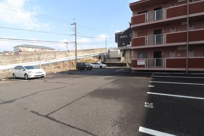 物件外観写真3　(駐車場)