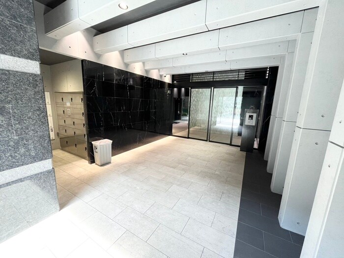 物件外観写真2　(エントランス部分)