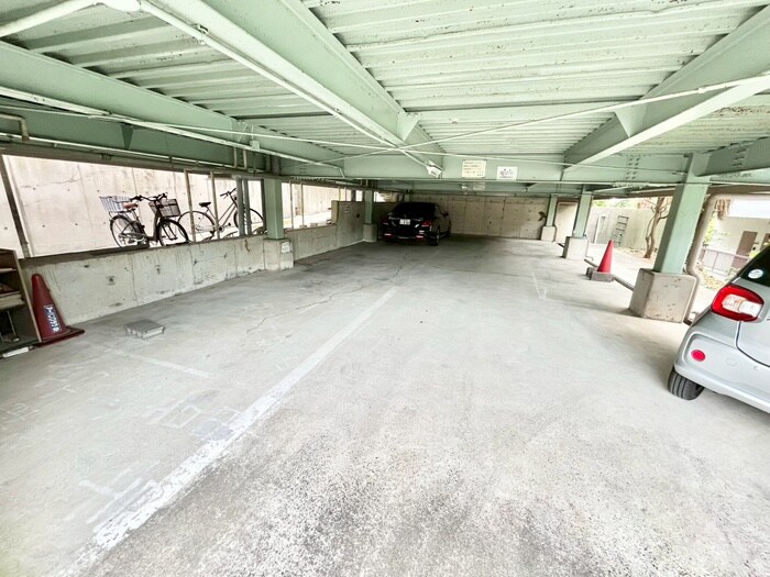 物件外観写真4　(駐車場)