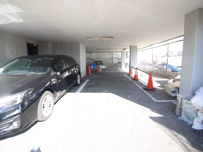 物件外観写真3　(駐車場)