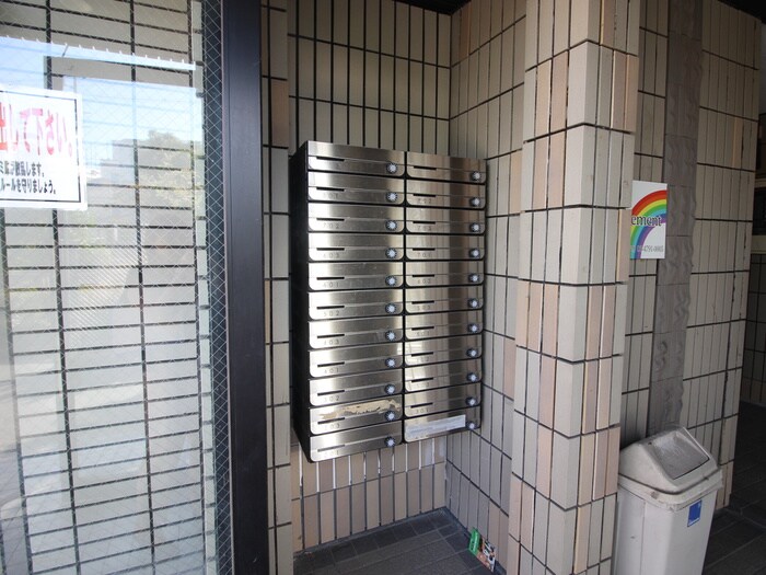 物件外観写真6　(エントランス部分)