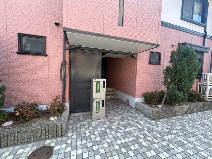 物件外観写真4　(エントランス部分)